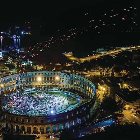 Stunning In With Wifi Пула