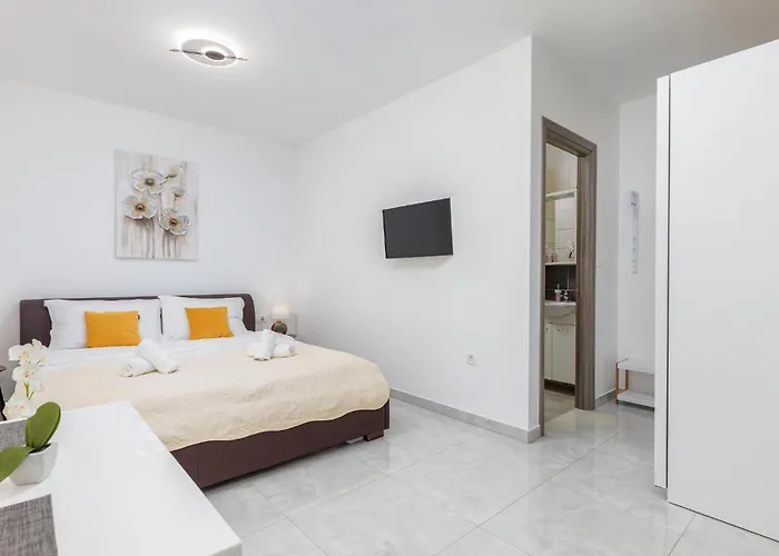 Апартаменти Stunning In With Wifi *